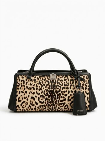 Borsa a mano GUESS con stampa animalier maculata e dettagli neri.